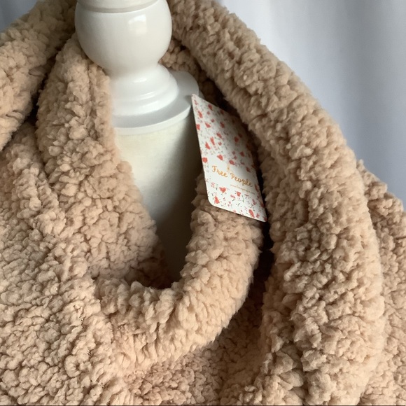 NWT Free People Sherpa Infinity Scarf - Picture 3 of 3